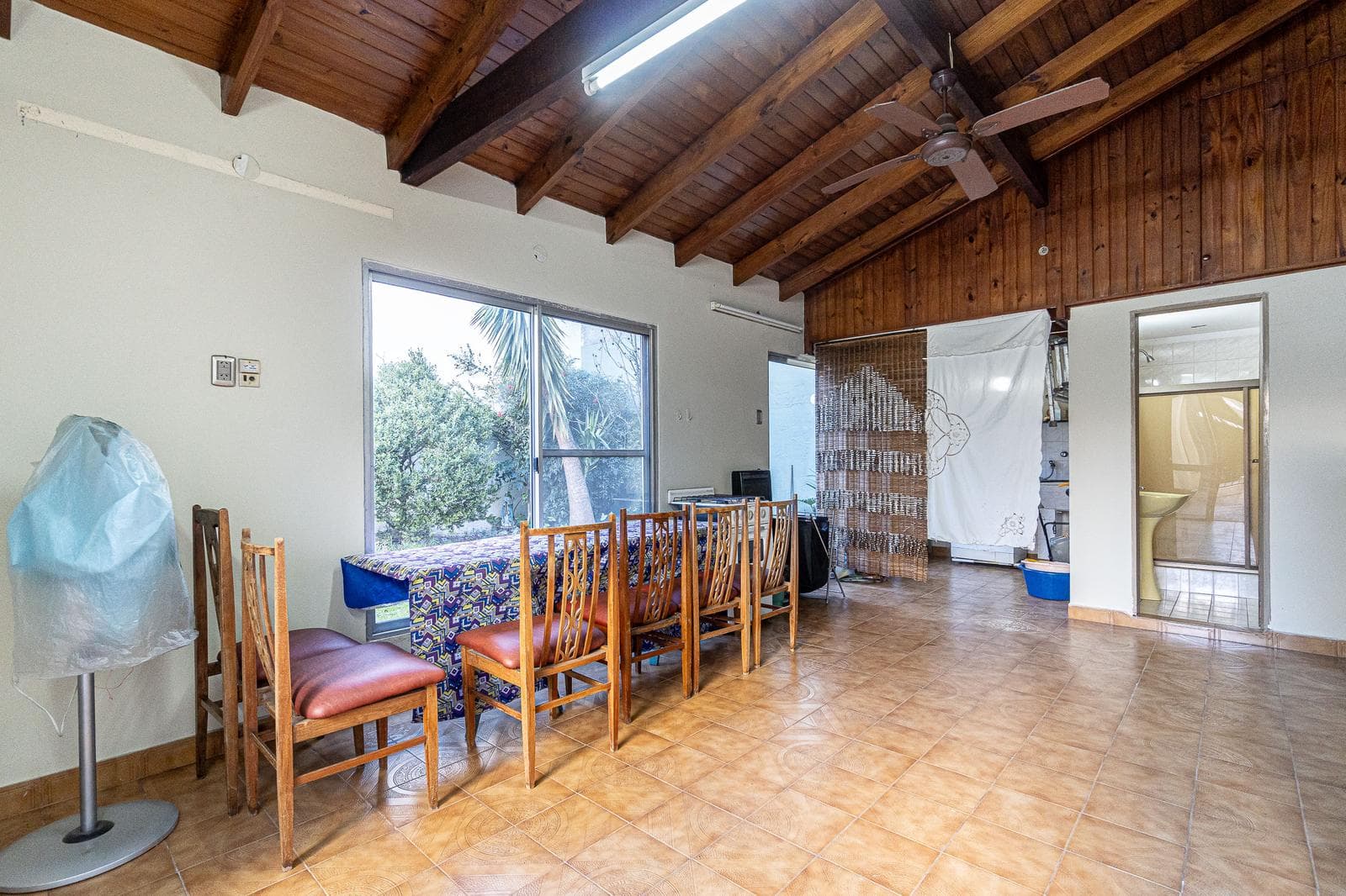 House for Sale in Malaver, THREE ROOMS, PARK, QUINCHO, GRILL, GARAGES, QUALIFIES FOR A LOAN