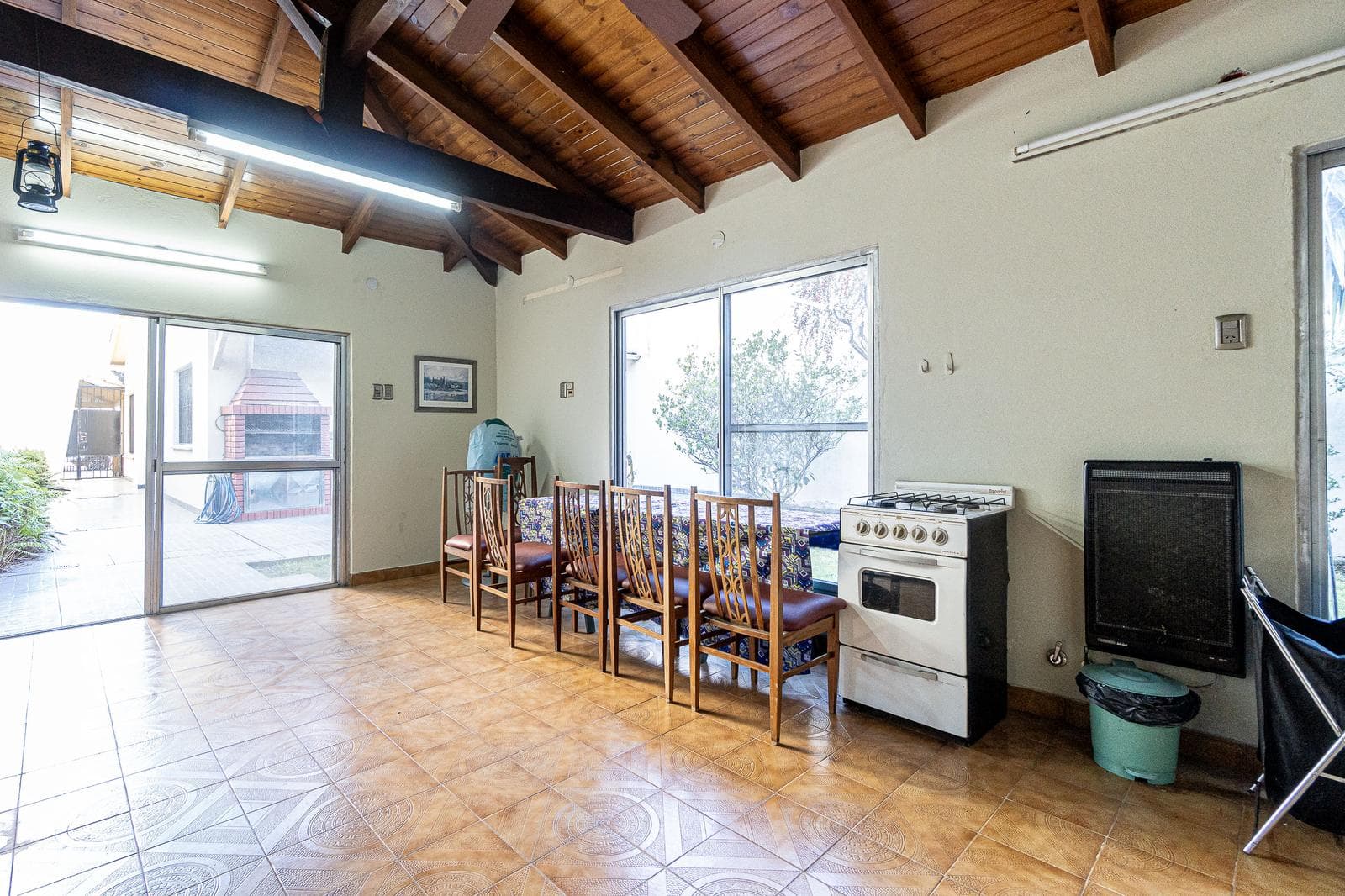House for Sale in Malaver, THREE ROOMS, PARK, QUINCHO, GRILL, GARAGES, QUALIFIES FOR A LOAN