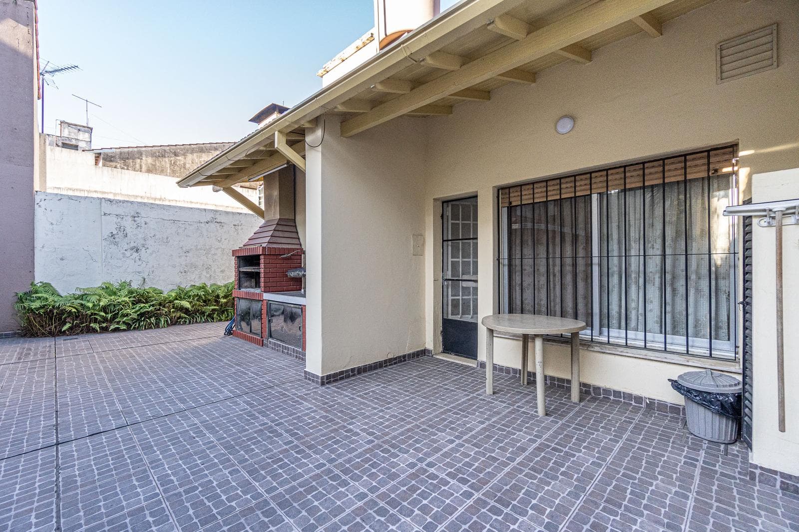 House for Sale in Malaver, THREE ROOMS, PARK, QUINCHO, GRILL, GARAGES, QUALIFIES FOR A LOAN