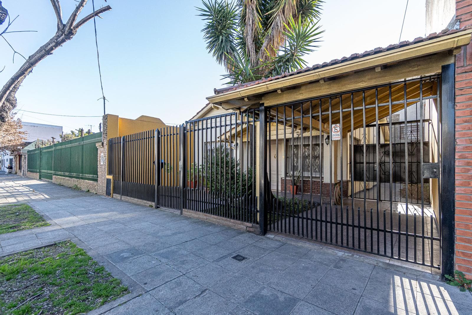 House for Sale in Malaver, THREE ROOMS, PARK, QUINCHO, GRILL, GARAGES, QUALIFIES FOR A LOAN