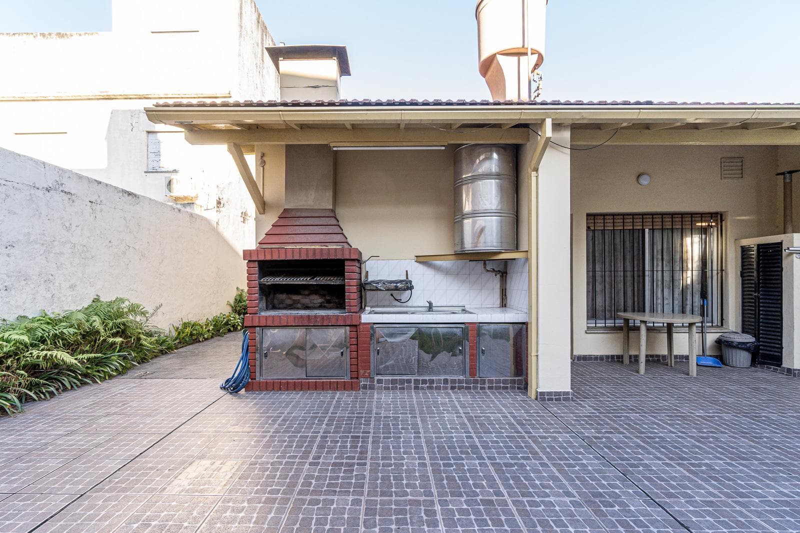 House for Sale in Malaver, THREE ROOMS, PARK, QUINCHO, GRILL, GARAGES, QUALIFIES FOR A LOAN