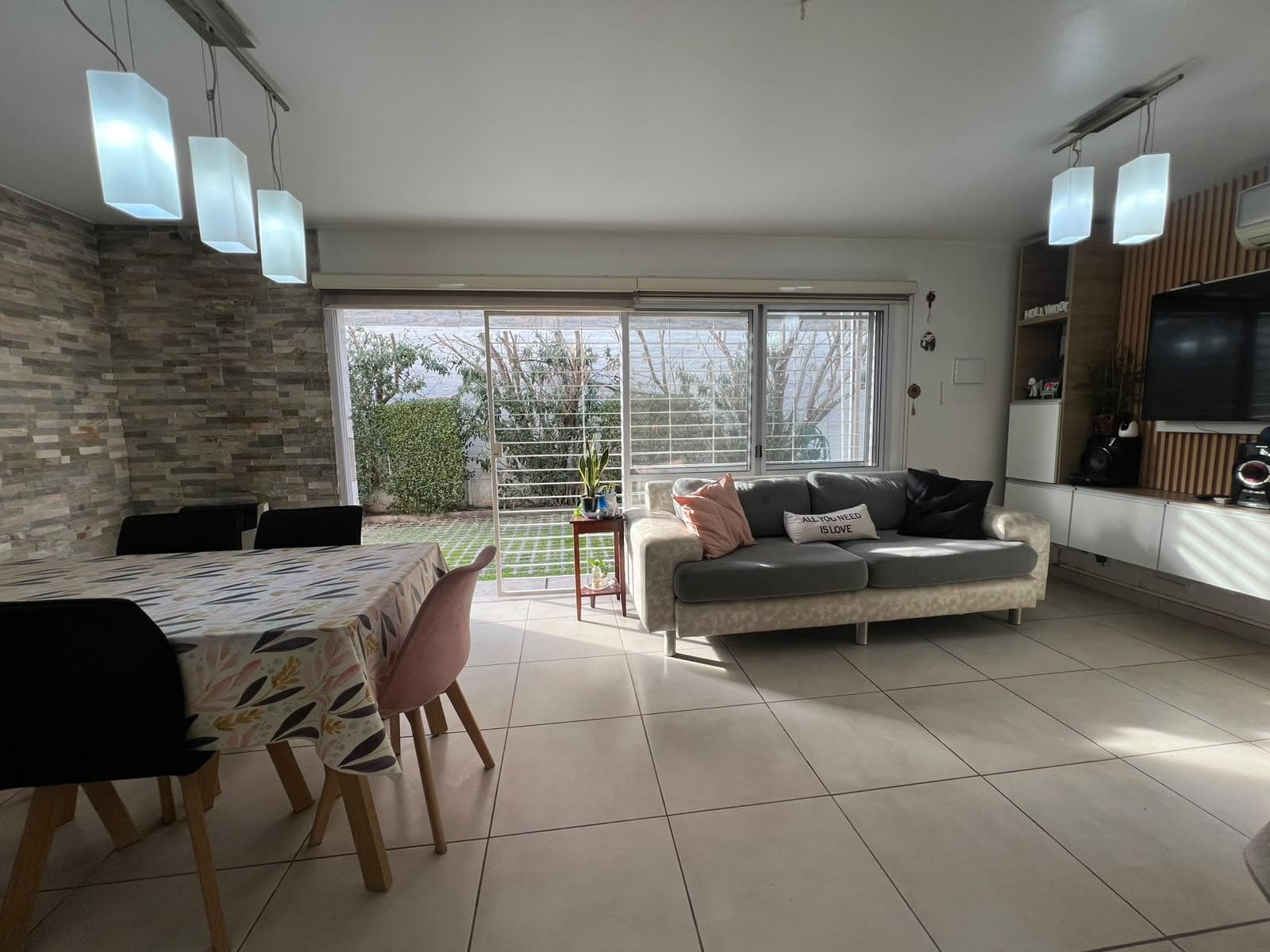SPACIOUS AND BRIGHT DUPLEX FOR SALE IN CUARTA OESTE