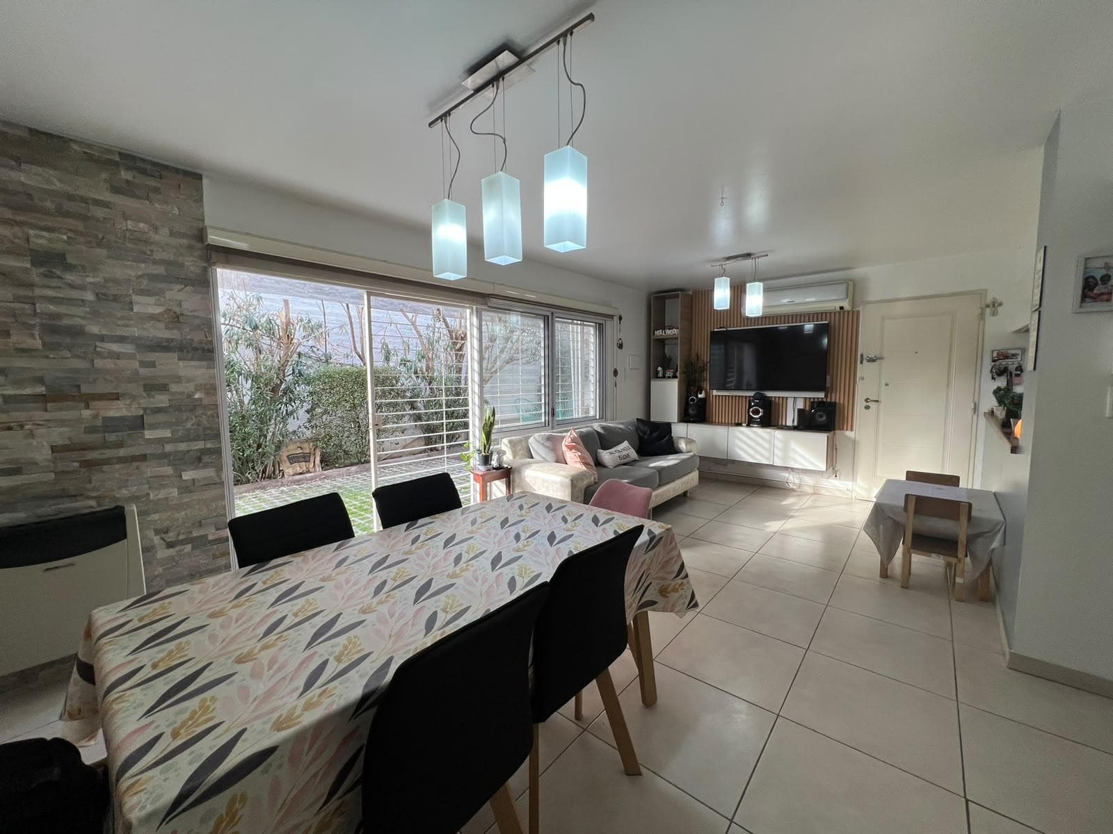 SPACIOUS AND BRIGHT DUPLEX FOR SALE IN CUARTA OESTE