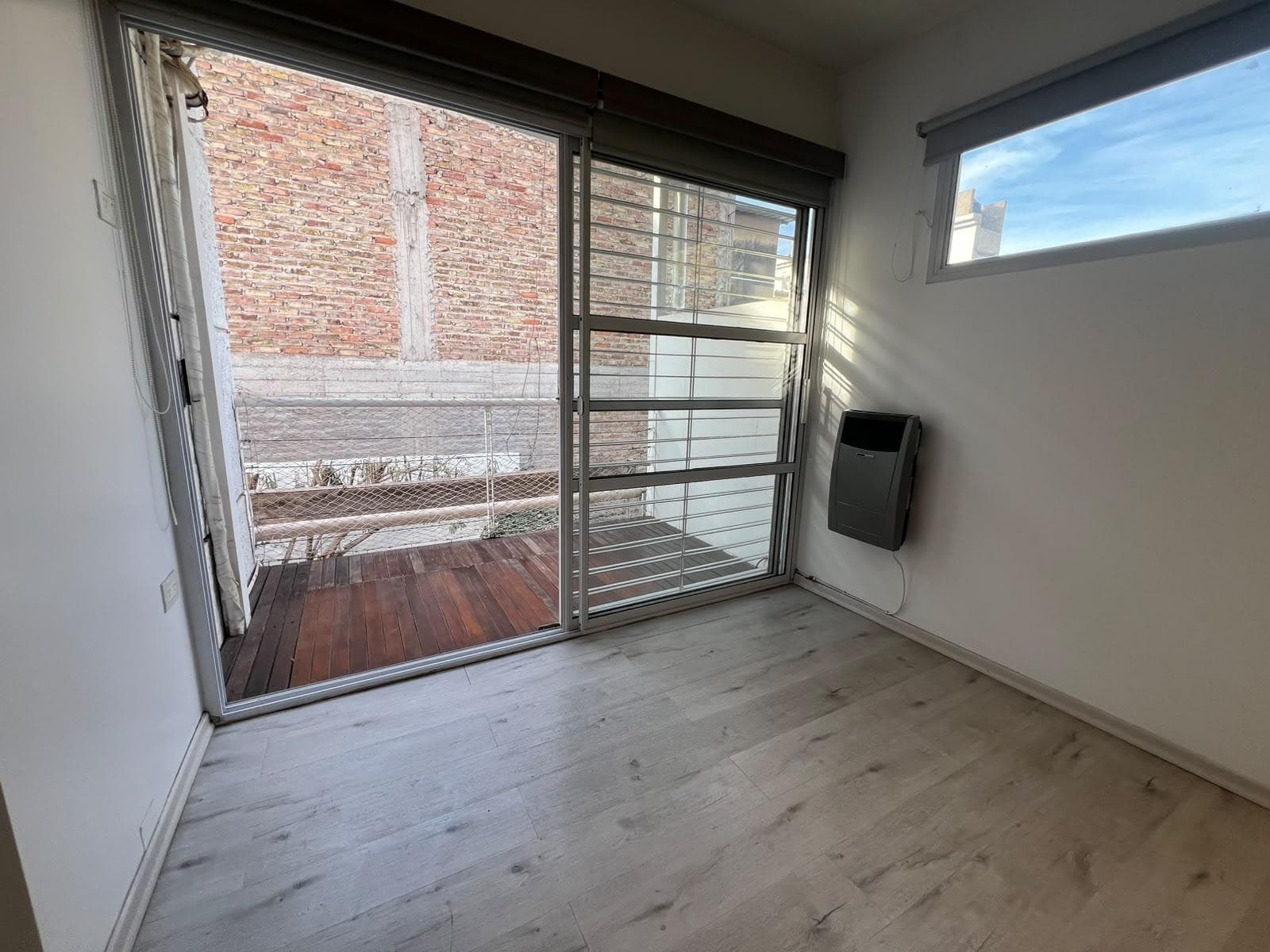 SPACIOUS AND BRIGHT DUPLEX FOR SALE IN CUARTA OESTE