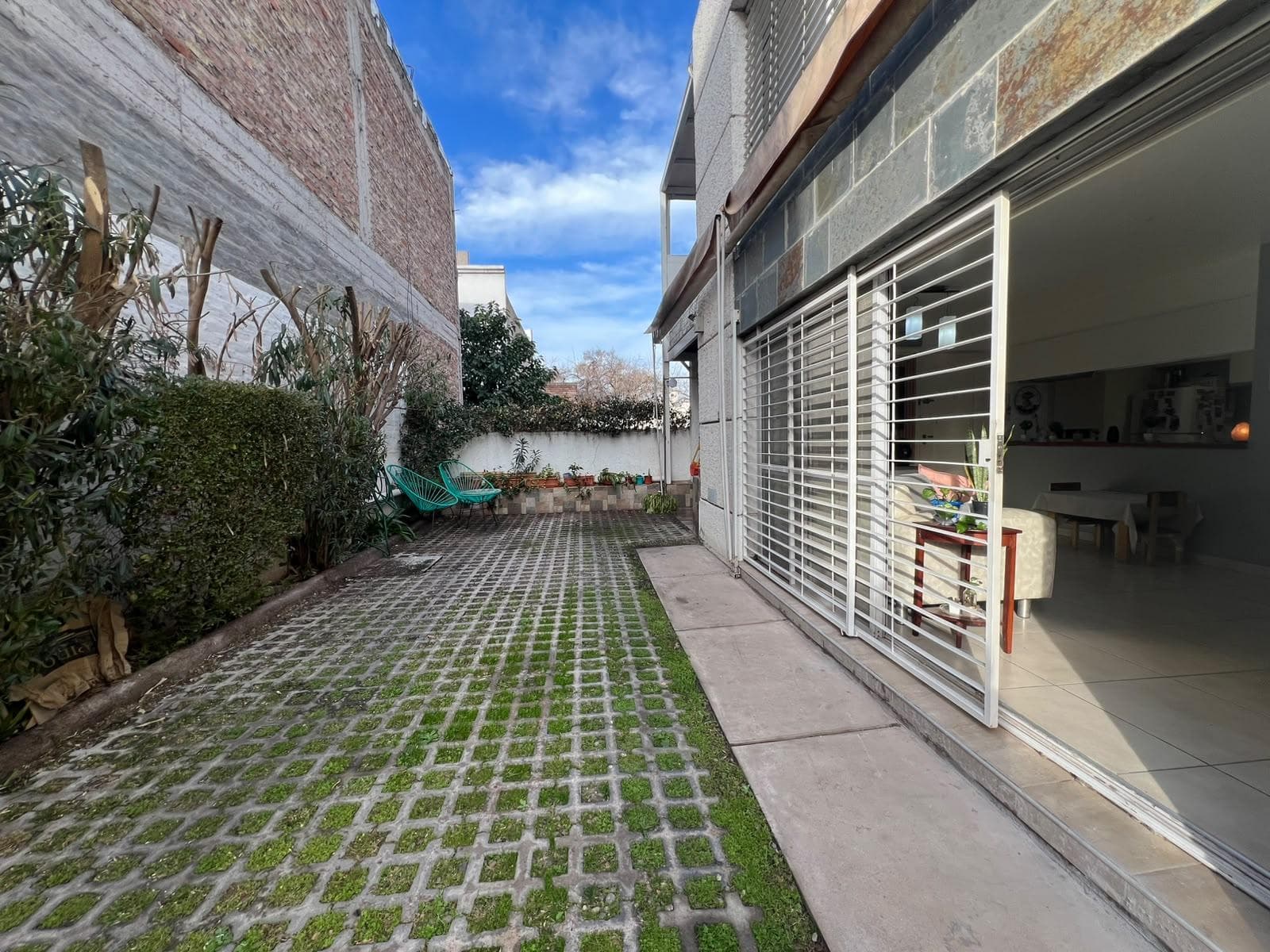 SPACIOUS AND BRIGHT DUPLEX FOR SALE IN CUARTA OESTE