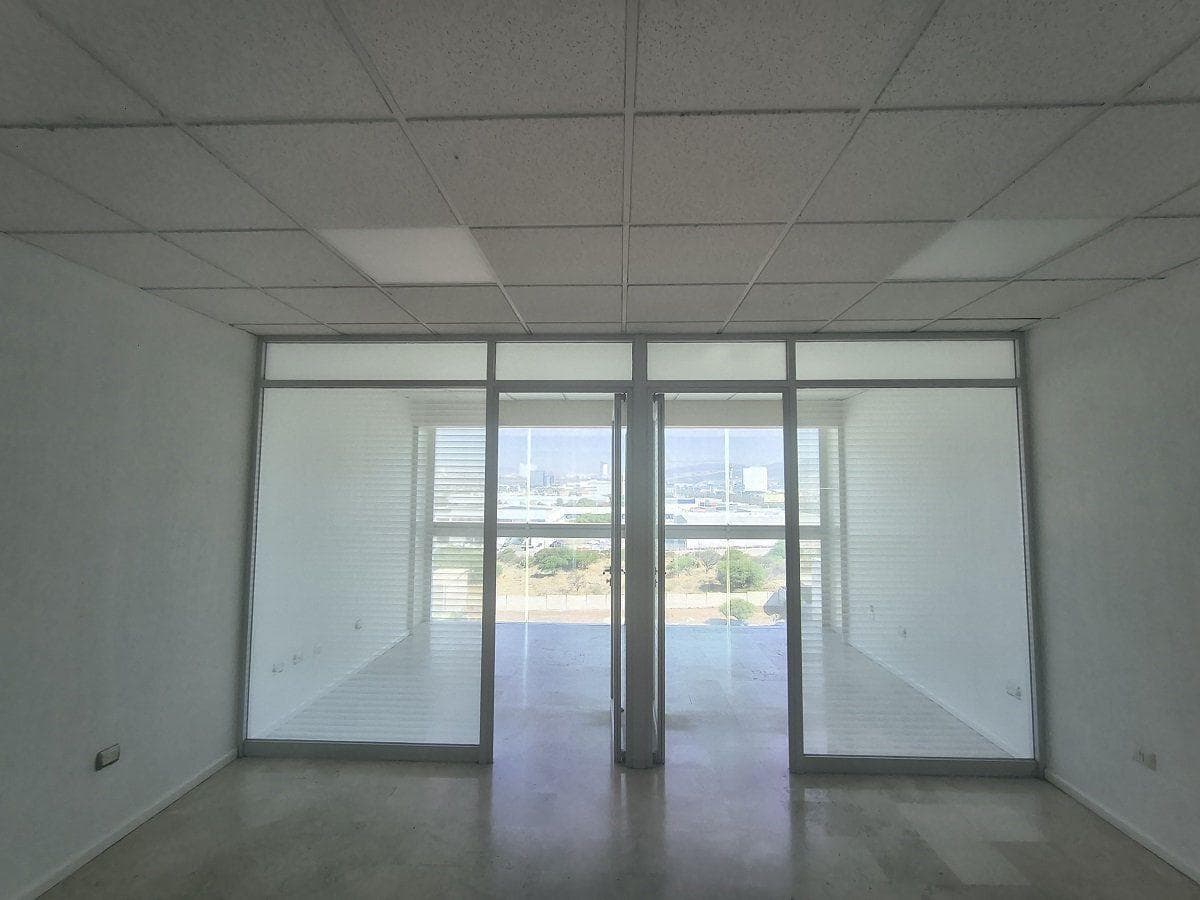 Office for Rent in Jurica with a Professional Look and 2 Private Offices