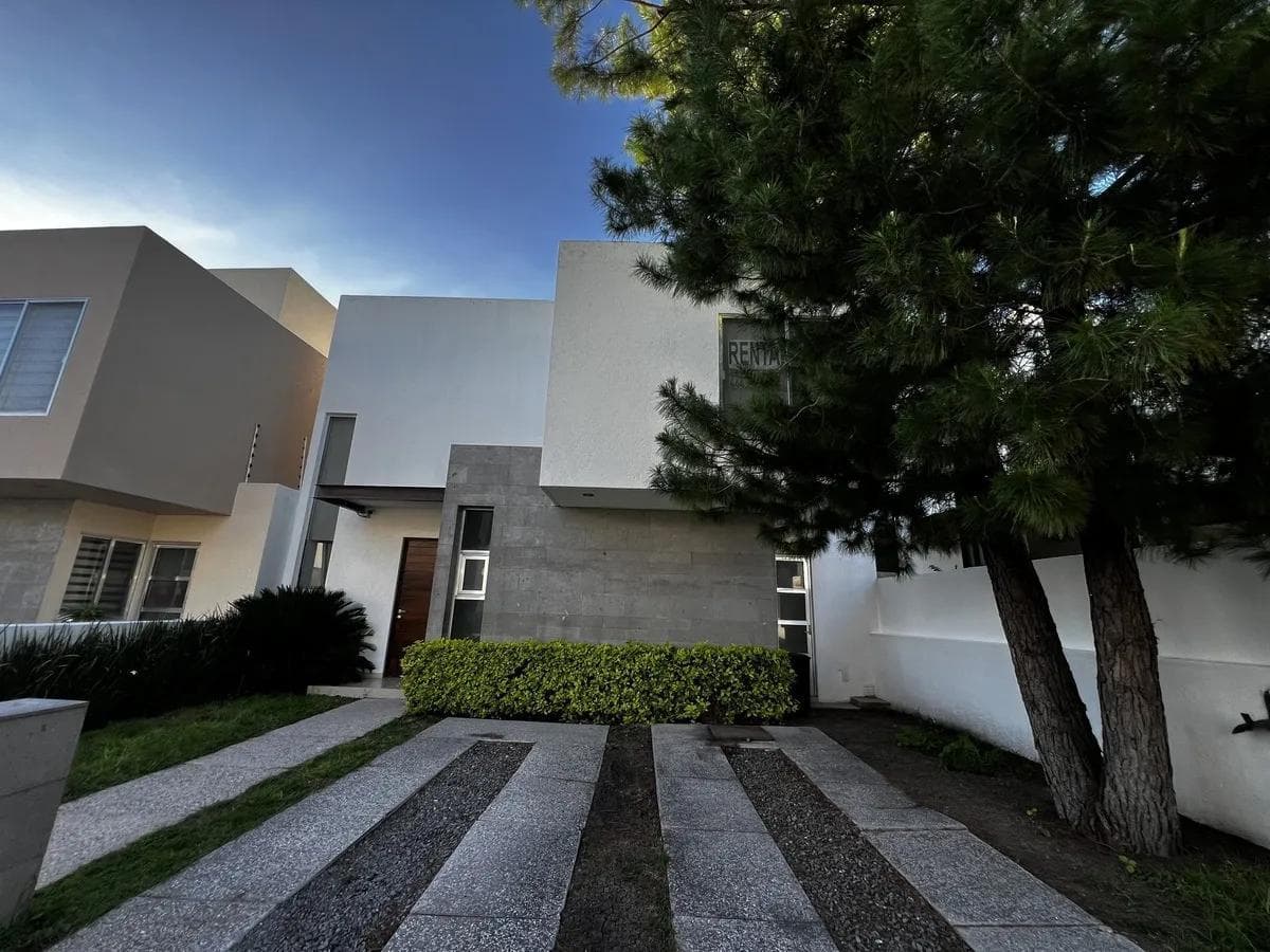 House for Rent in La Condesa Juriquilla | 3 Bedrooms with Bathrooms, Study, and TV Room
