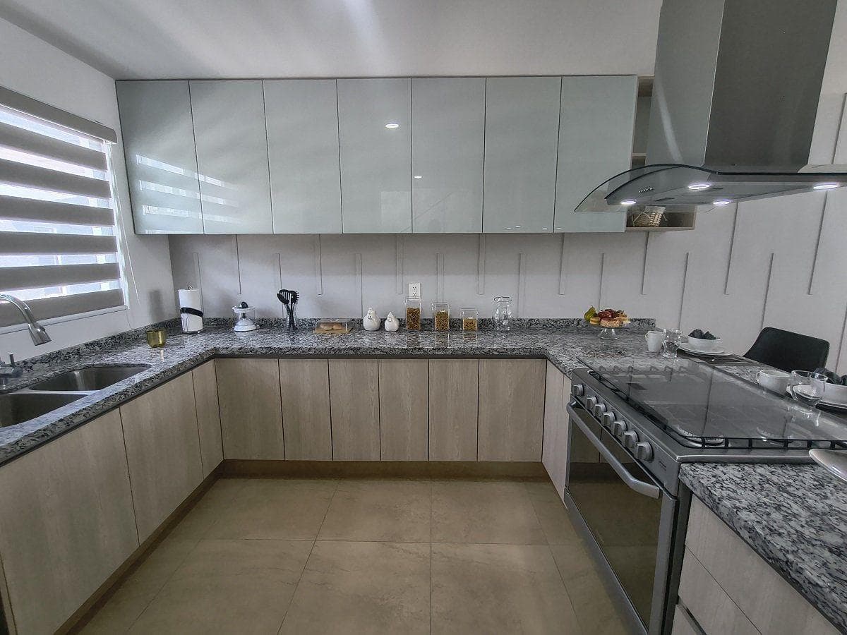 House for Sale in San Isidro Juriquilla, Private Garden and Clubhouse