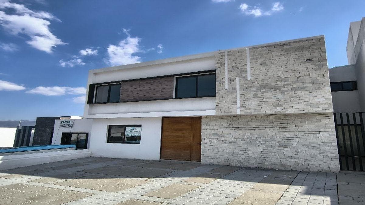 House for Sale in Grand Juriquilla | 300 m² Lot, Studio (Fourth Bedroom), and Garden