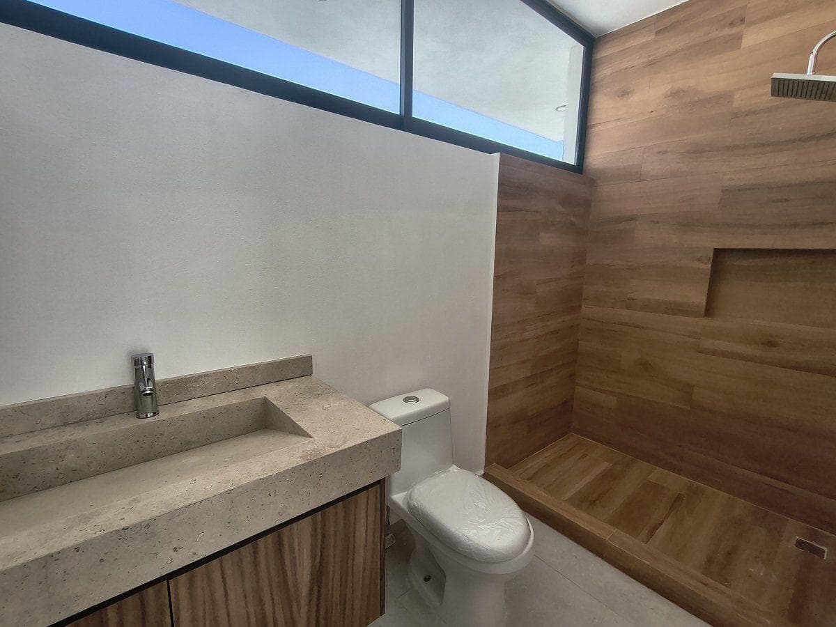 House for Sale in Grand Juriquilla with 4 Bedrooms, a Ground-Floor Bedroom, and a Roof Garden