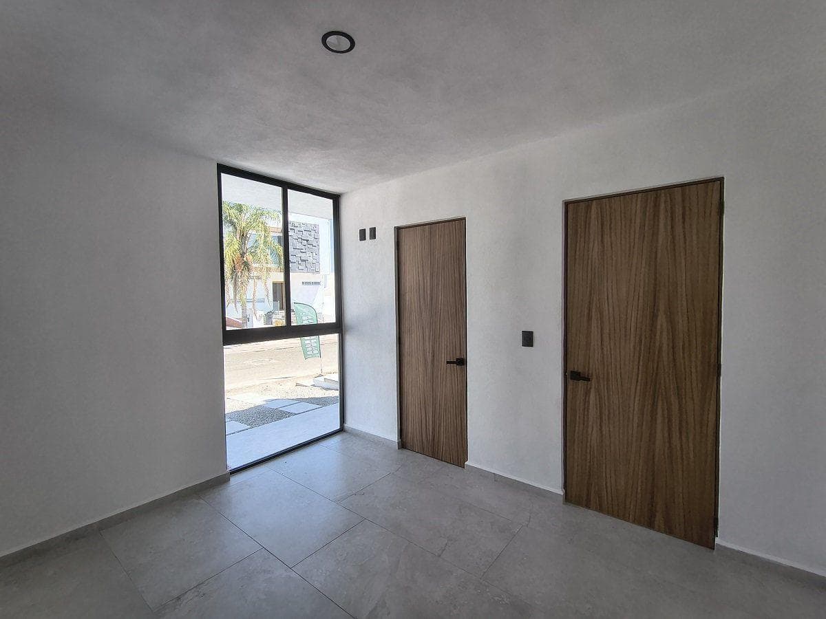 House for Sale in Grand Juriquilla with 4 Bedrooms, a Ground-Floor Bedroom, and a Roof Garden