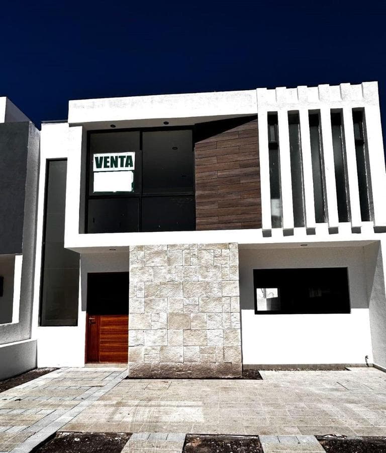 House for Sale in Grand Juriquilla with a TV Room and Private Garden