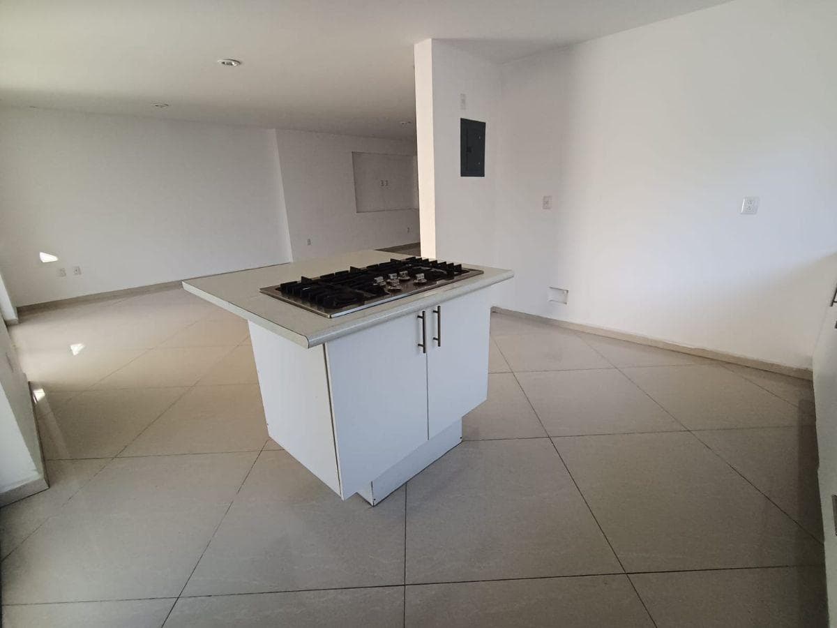 House for Sale in Grand Juriquilla: Large Garden, Private Terrace, and Spacious Rooms
