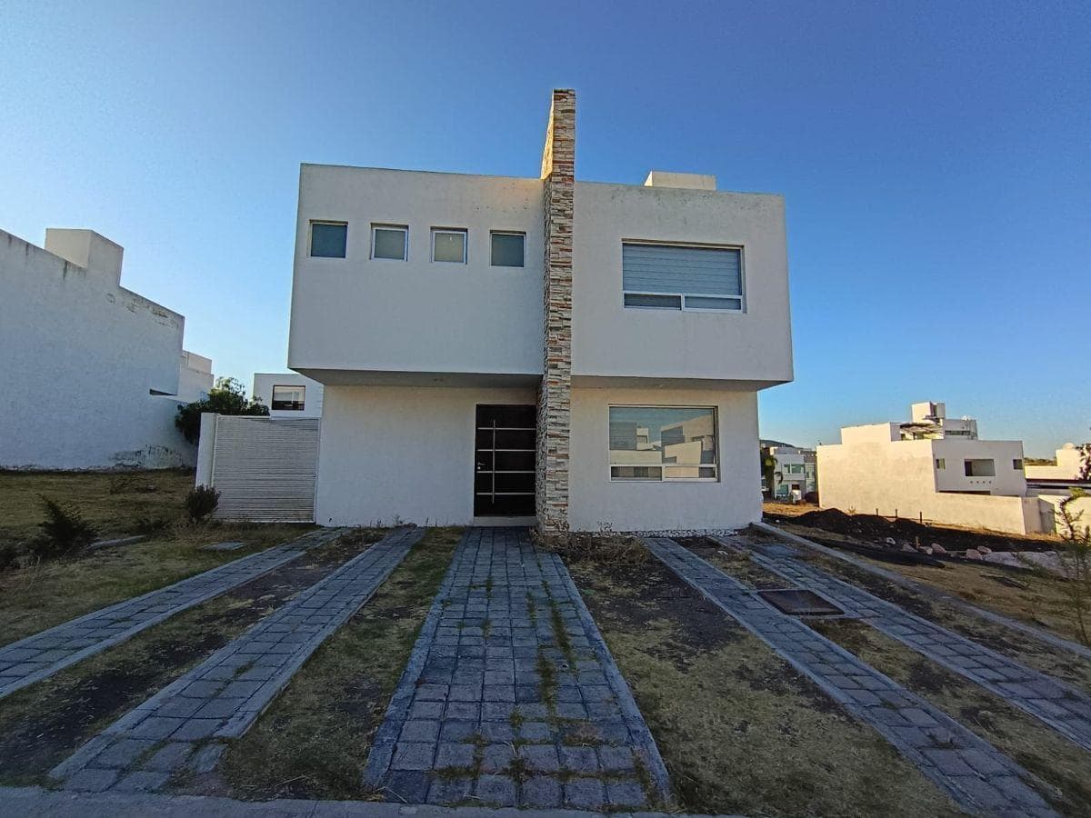 House for Sale in Grand Juriquilla: Large Garden, Private Terrace, and Spacious Rooms