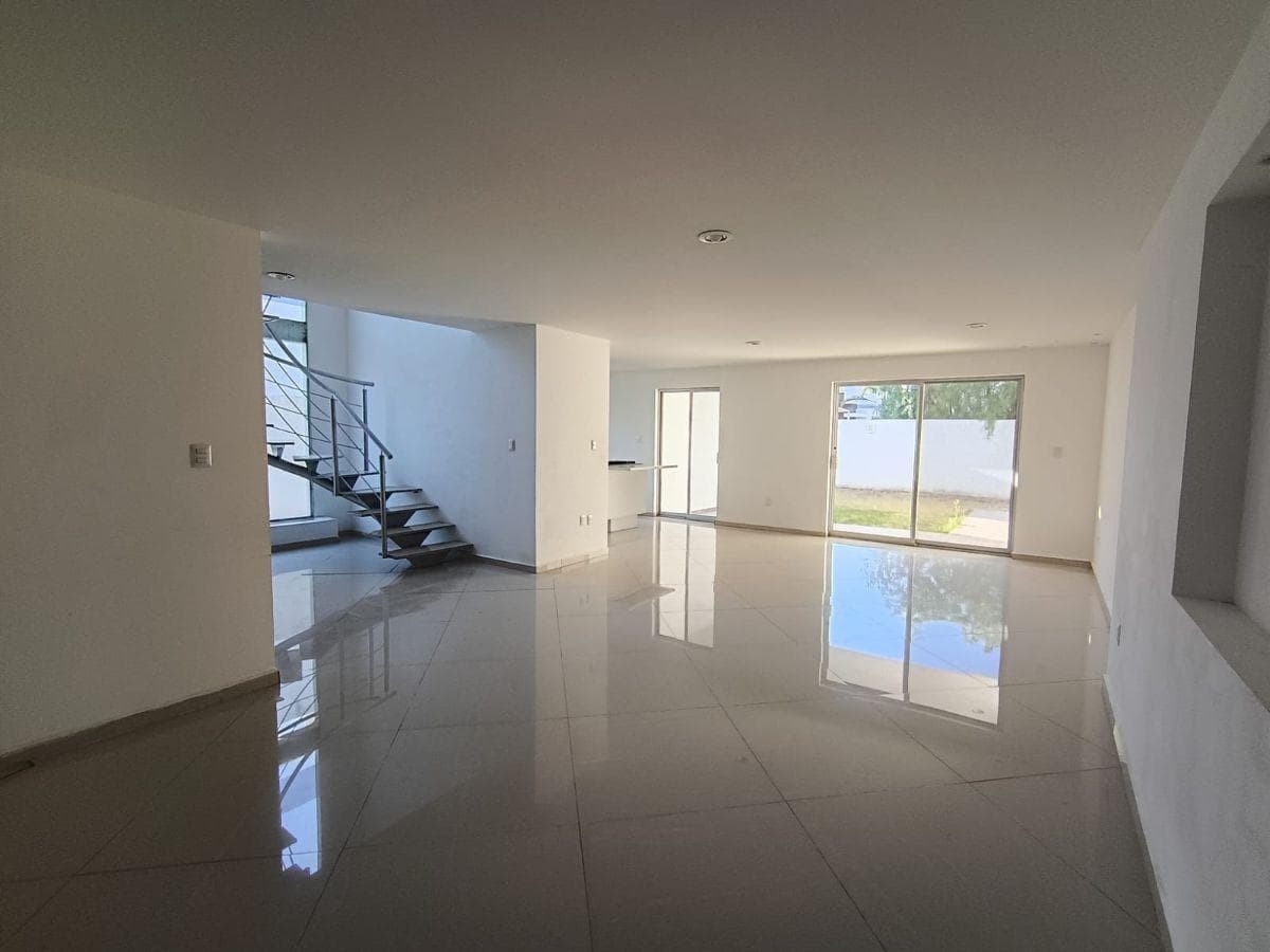 House for Sale in Grand Juriquilla: Large Garden, Private Terrace, and Spacious Rooms