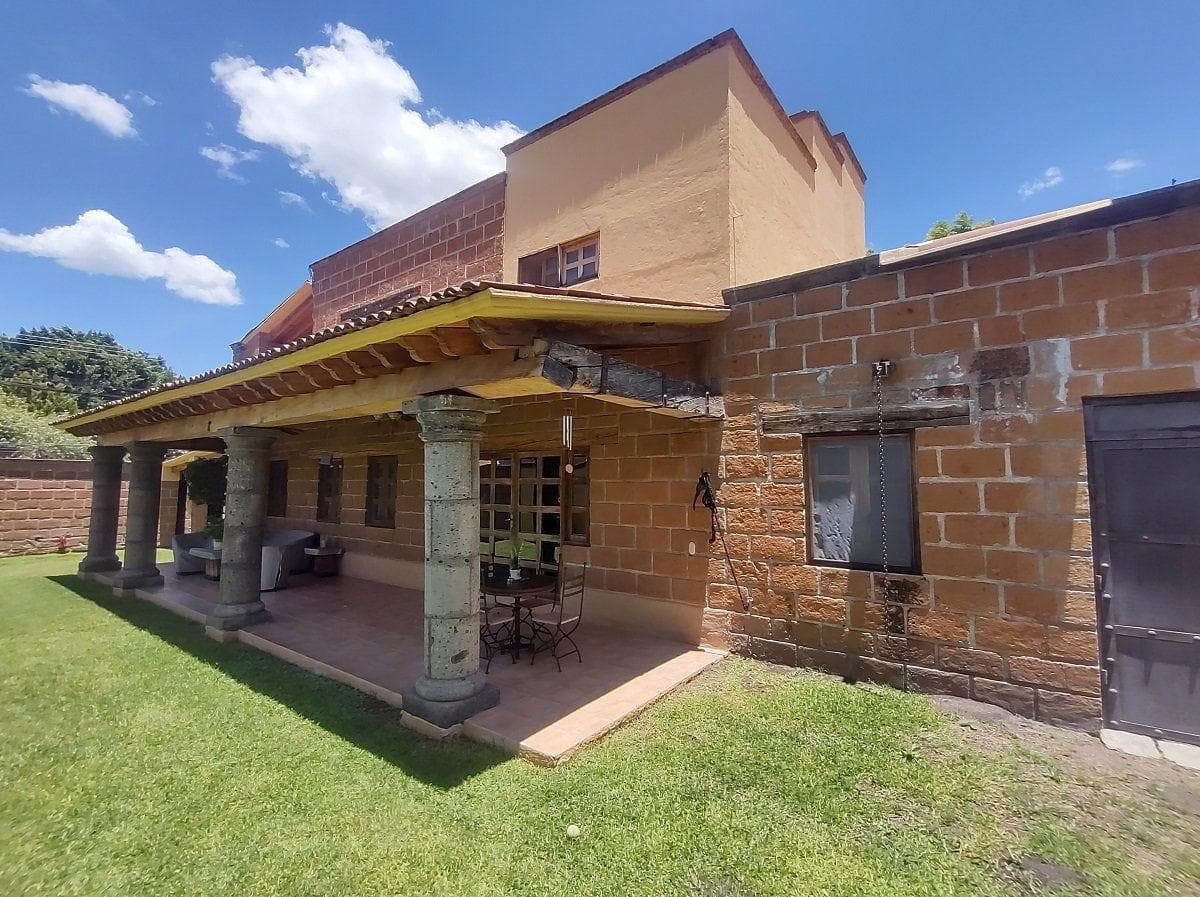 House for Sale/Rent in Juriquilla Province with Spacious Rooms