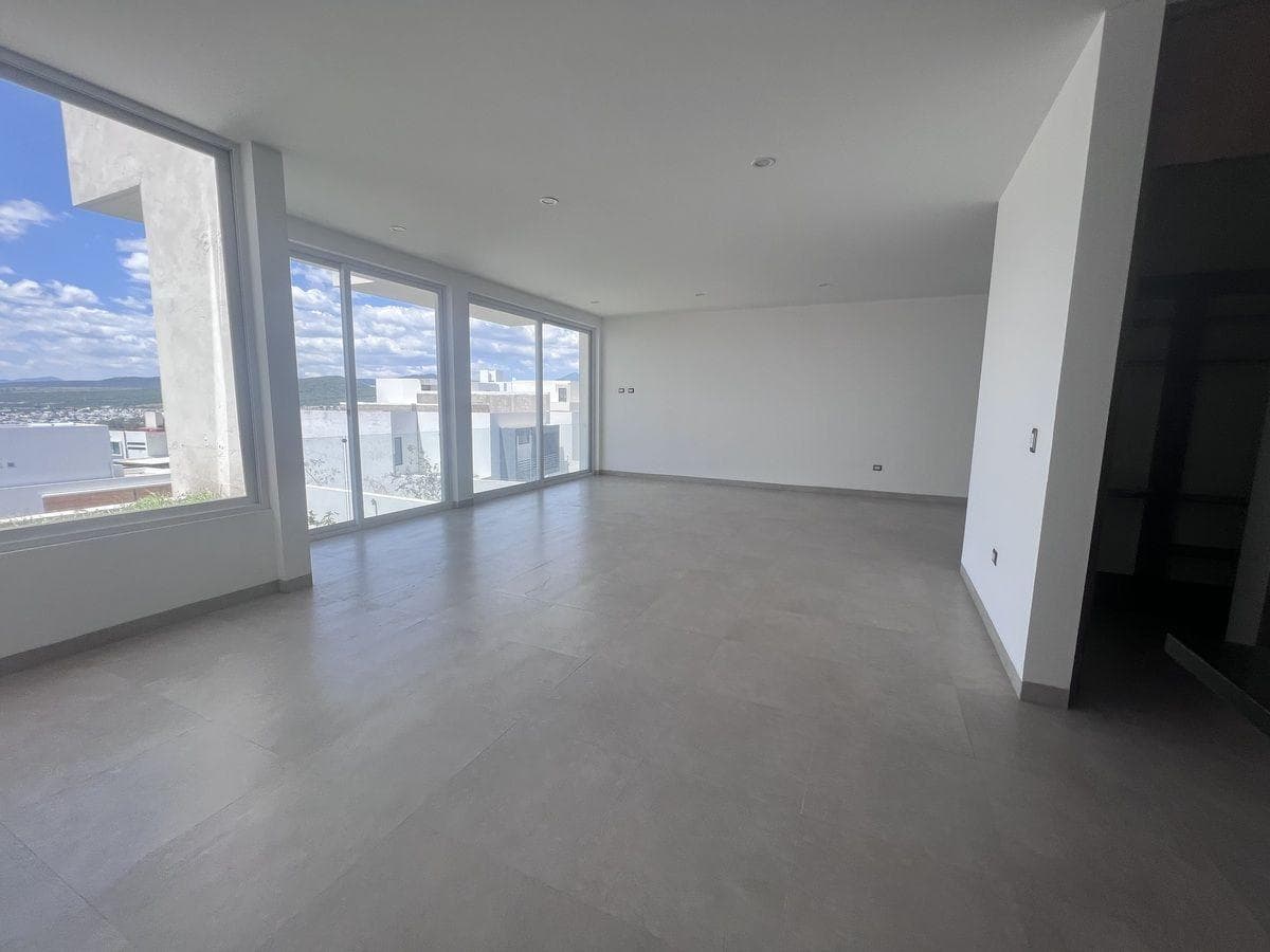 Home for Sale in Lomas de Juriquilla: Home Theater, 100 m² Garden, and Spaces to Enjoy