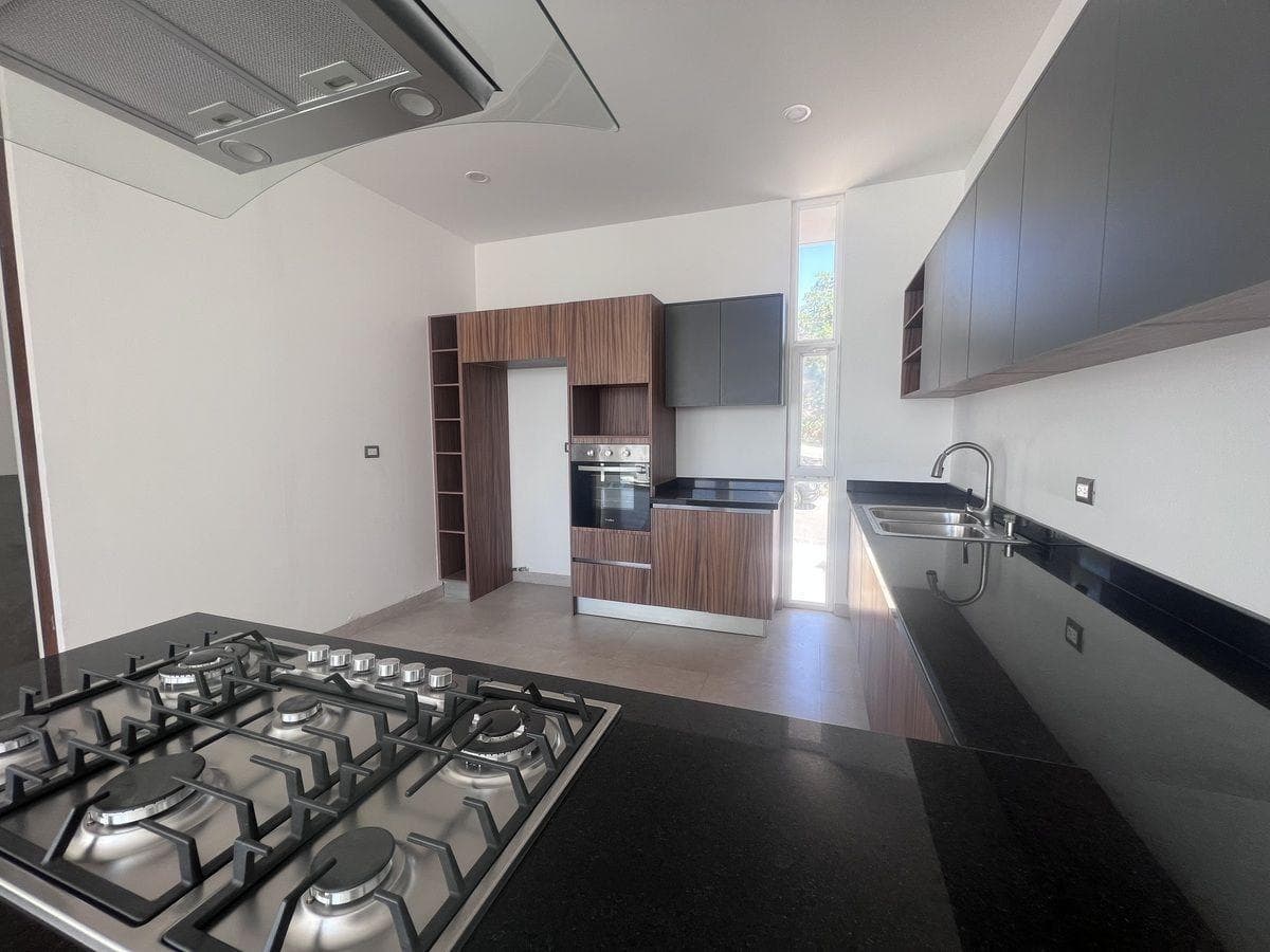 Home for Sale in Lomas de Juriquilla: Home Theater, 100 m² Garden, and Spaces to Enjoy