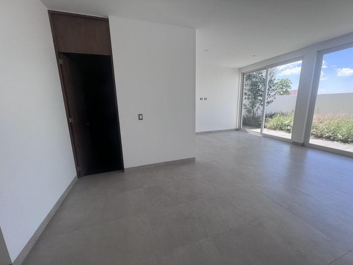 Home for Sale in Lomas de Juriquilla: Home Theater, 100 m² Garden, and Spaces to Enjoy