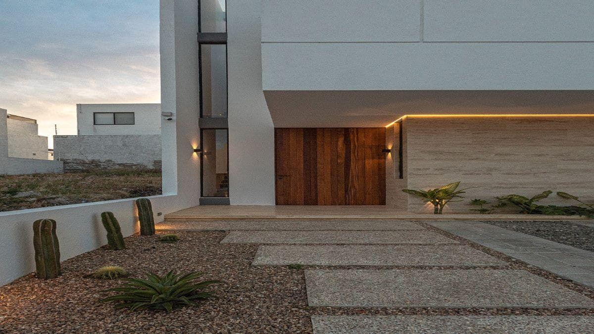 House for Sale in Preserve Juriquilla: Bedroom on the Ground Floor, Play Area, and Roof Garden