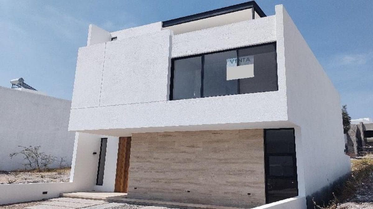 House for Sale in Preserve Juriquilla: Bedroom on the Ground Floor, Play Area, and Roof Garden