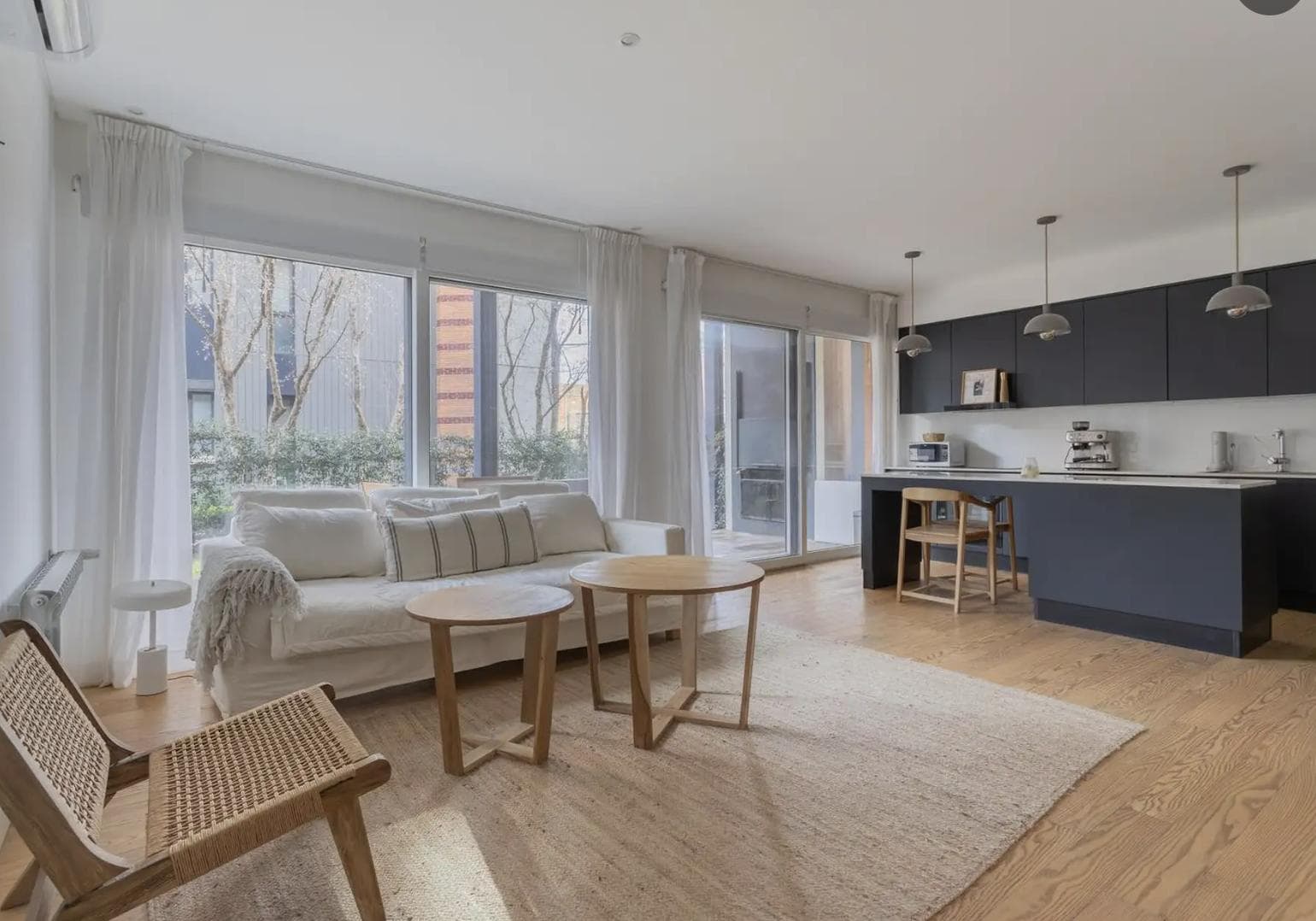 Departamento en alquiler con jardin en Casa Living. Seguridad 24hrs, amenities. 2 ambientes