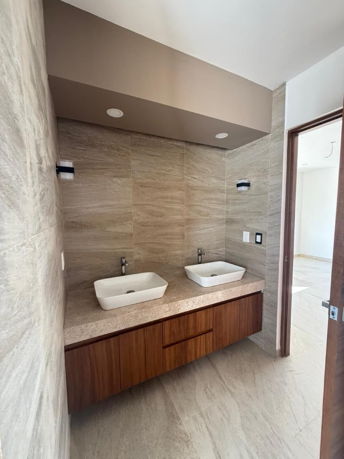 Luxury Home for Sale or Rent on Vía Cumbres | 4 Bedrooms | Pool | 352 m² of Floor Space