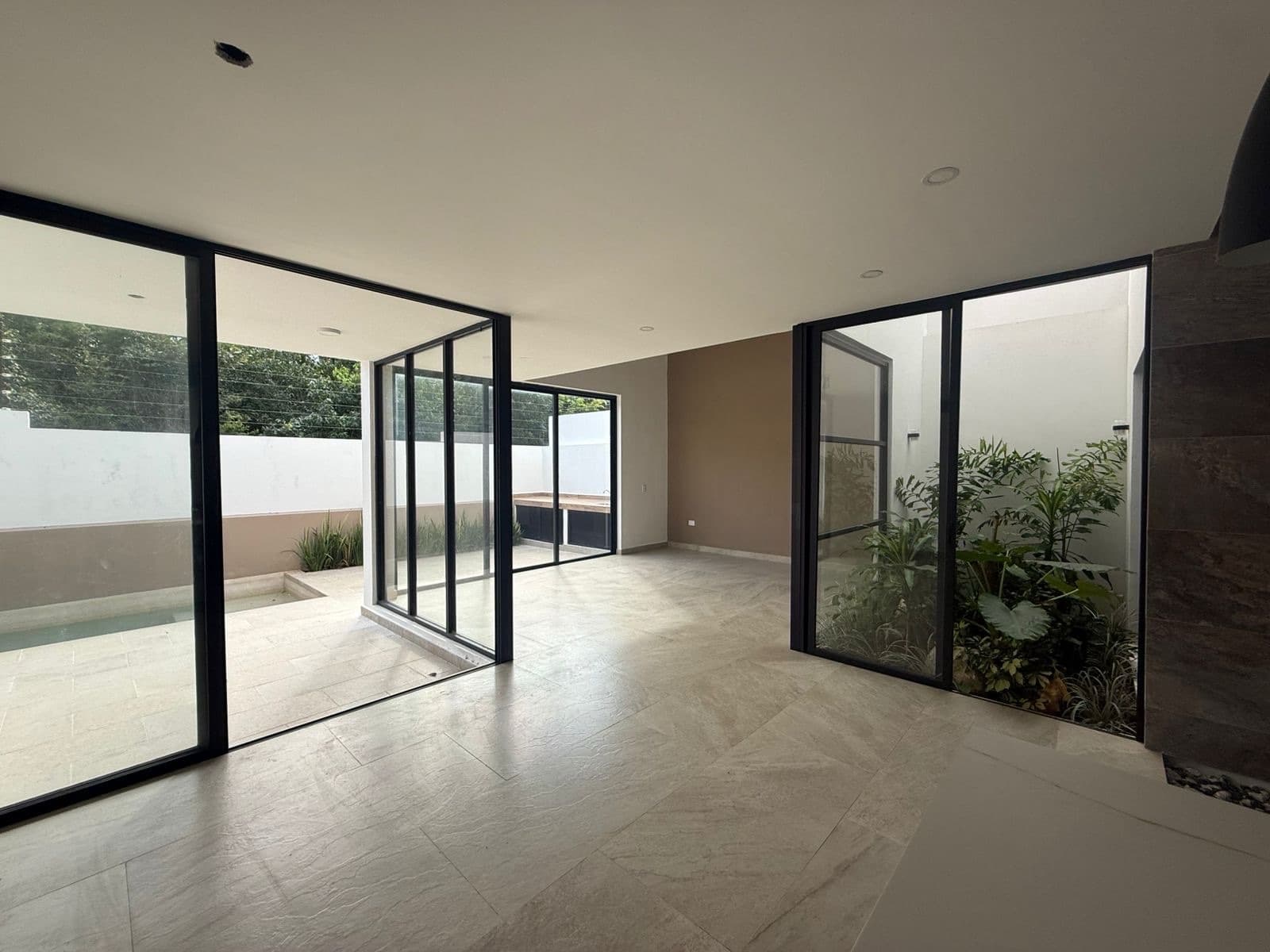 Luxury Home for Sale or Rent on Vía Cumbres | 4 Bedrooms | Pool | 352 m² of Floor Space