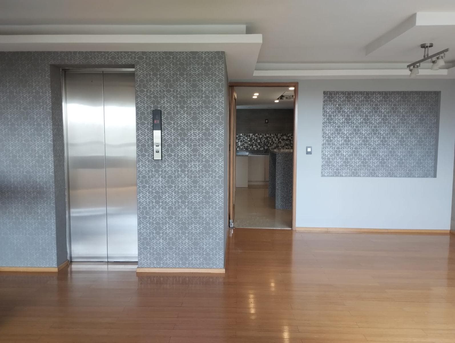 El Ciervo Tower: Apartment for Rent