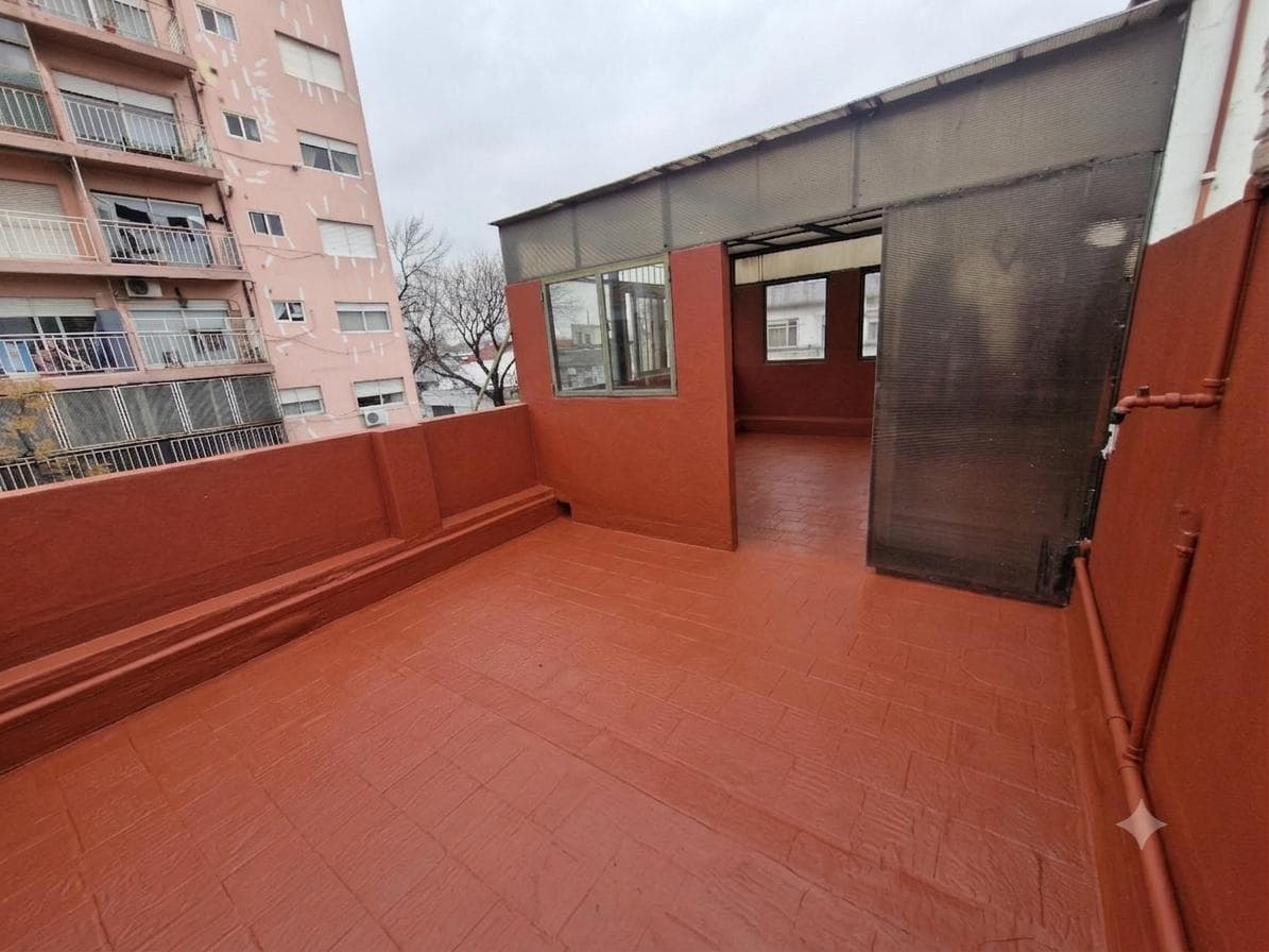 5-Room Penthouse for Sale in Floresta with a Terrace