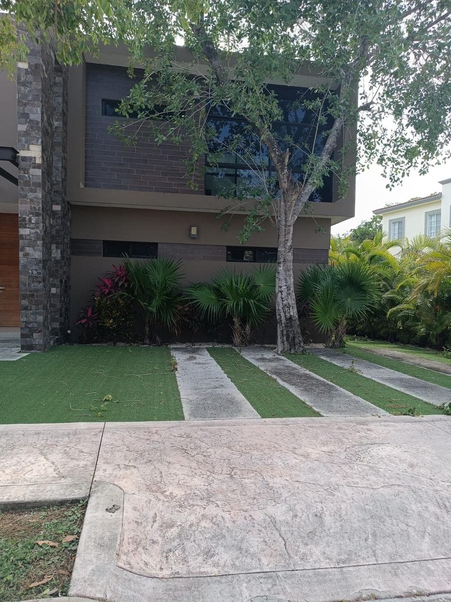 HOUSE FOR RENT IN CANCUN'S LAGOS DEL SOL WITH A POOL AND CLUBHOUSE