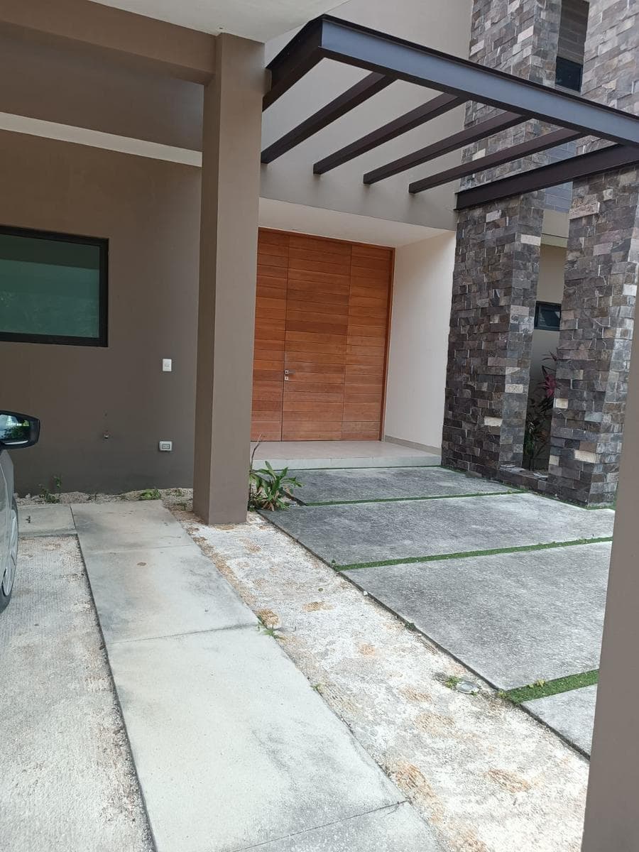 HOUSE FOR RENT IN CANCUN'S LAGOS DEL SOL WITH A POOL AND CLUBHOUSE