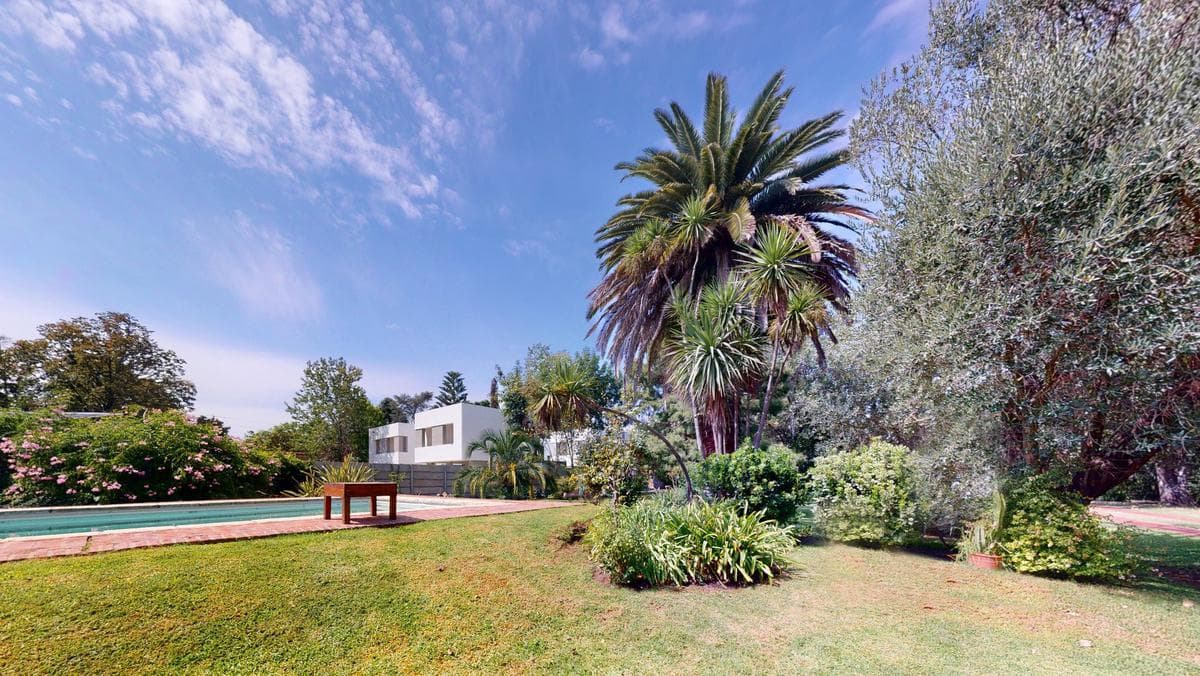 House for sale in Gonnet: 485 between 20th and 21st. Lot size: 30 x 60. 370 m² of floor space. Excellent condition. Pool
