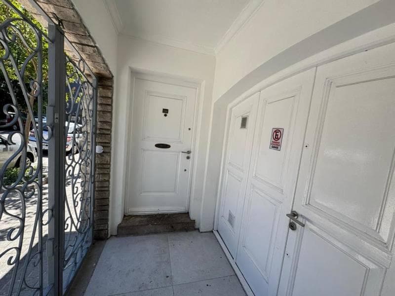 4-Room Villa for Sale in Mar del Plata, Facing the Street, Renovated to Look Like New, with a Garage