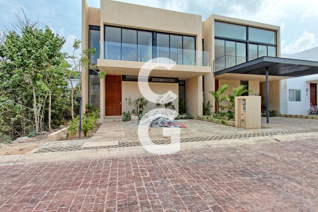 House for Sale and Rent in Cancún in Río Residencial with a Terrace and Pool