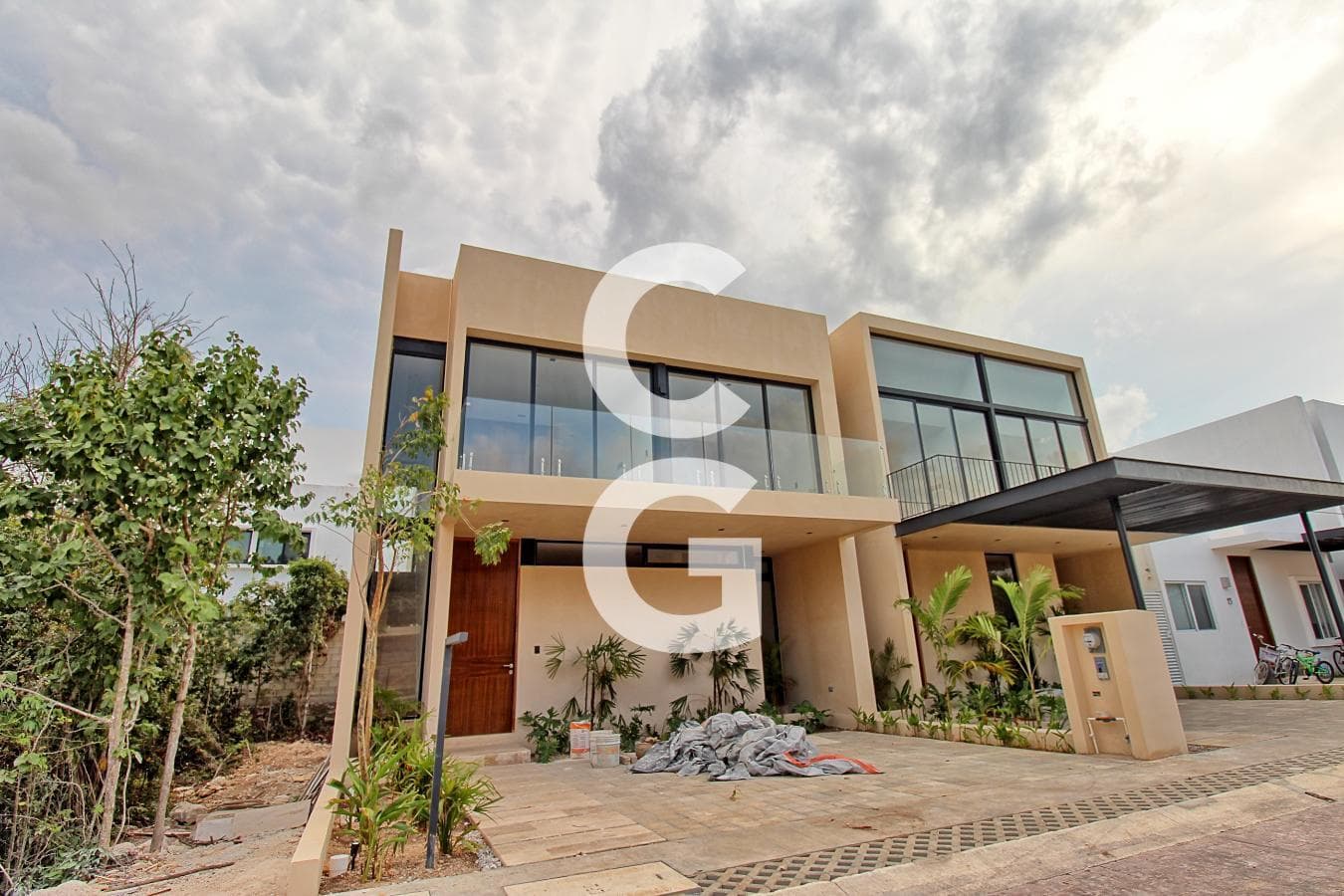 House for Sale and Rent in Cancún in Río Residencial with a Terrace and Pool