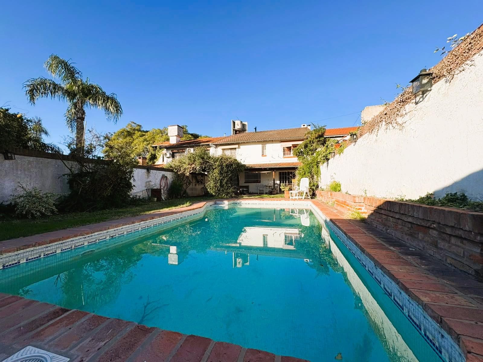 6-ROOM HOUSE WITH PARK, POOL, BARBECUE AREA, AND GARAGE IN NORTH ITUZAINGO—QUALIFIES FOR A LOAN