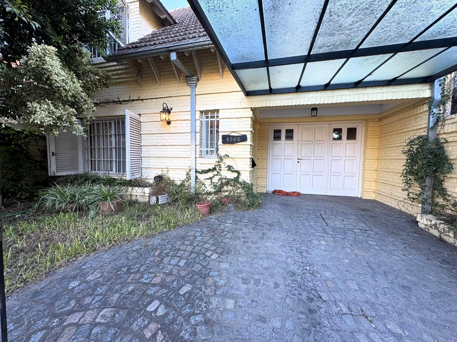 6-ROOM HOUSE WITH PARK, POOL, BARBECUE AREA, AND GARAGE IN NORTH ITUZAINGO—QUALIFIES FOR A LOAN