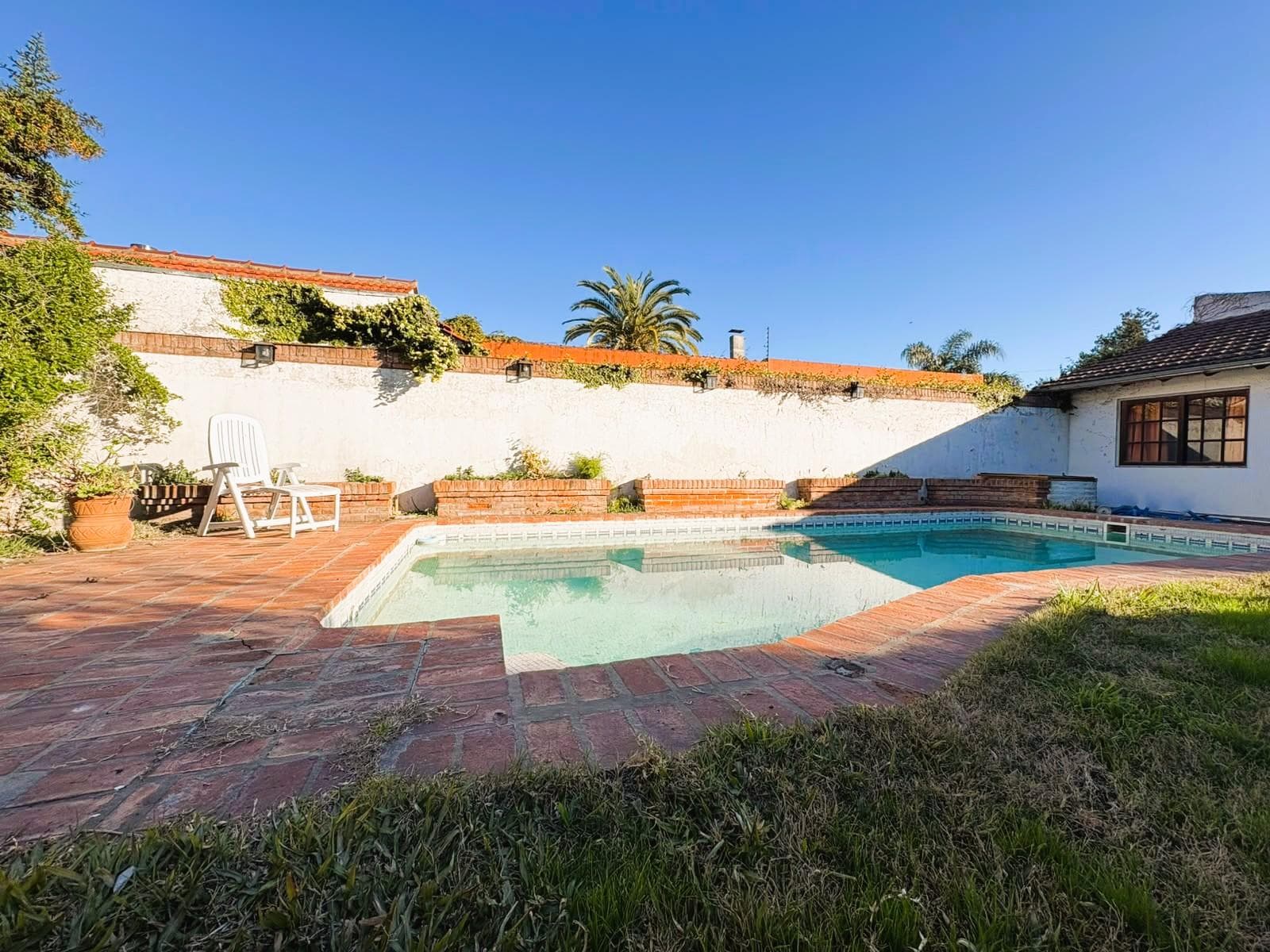 6-ROOM HOUSE WITH PARK, POOL, BARBECUE AREA, AND GARAGE IN NORTH ITUZAINGO—QUALIFIES FOR A LOAN