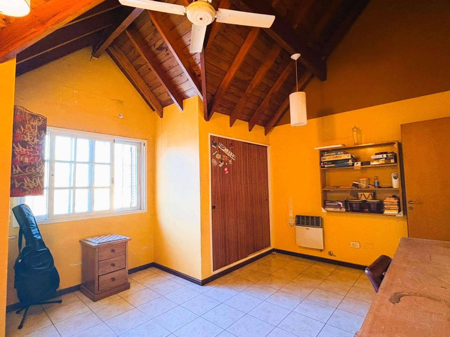 6-ROOM HOUSE WITH PARK, POOL, BARBECUE AREA, AND GARAGE IN NORTH ITUZAINGO—QUALIFIES FOR A LOAN
