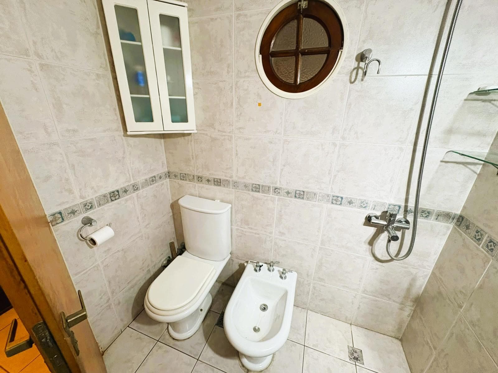 6-ROOM HOUSE WITH PARK, POOL, BARBECUE AREA, AND GARAGE IN NORTH ITUZAINGO—QUALIFIES FOR A LOAN