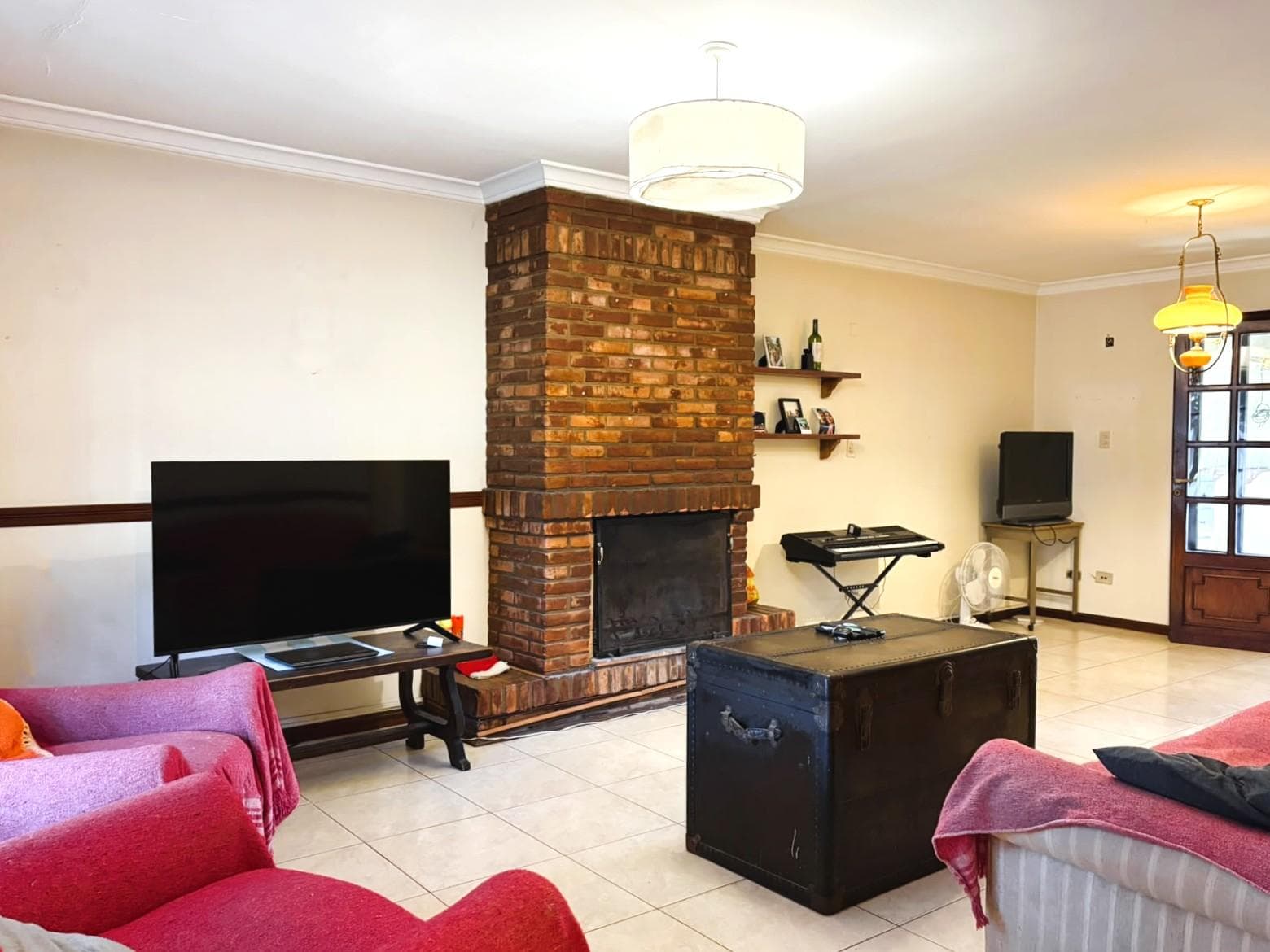 6-ROOM HOUSE WITH PARK, POOL, BARBECUE AREA, AND GARAGE IN NORTH ITUZAINGO—QUALIFIES FOR A LOAN