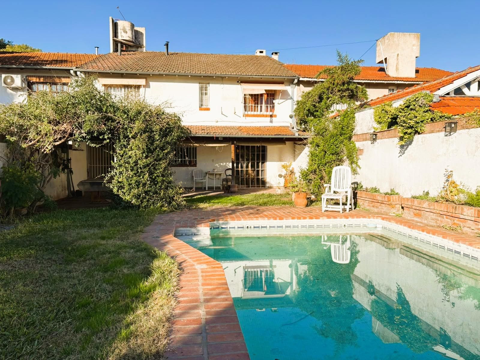 6-ROOM HOUSE WITH PARK, POOL, BARBECUE AREA, AND GARAGE IN NORTH ITUZAINGO—QUALIFIES FOR A LOAN