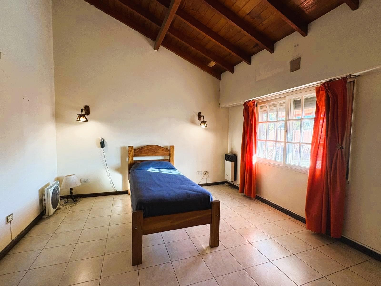6-ROOM HOUSE WITH PARK, POOL, BARBECUE AREA, AND GARAGE IN NORTH ITUZAINGO—QUALIFIES FOR A LOAN