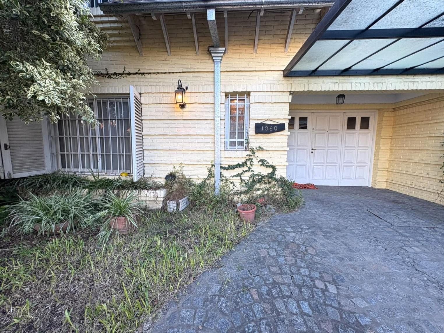 6-ROOM HOUSE WITH PARK, POOL, BARBECUE AREA, AND GARAGE IN NORTH ITUZAINGO—QUALIFIES FOR A LOAN