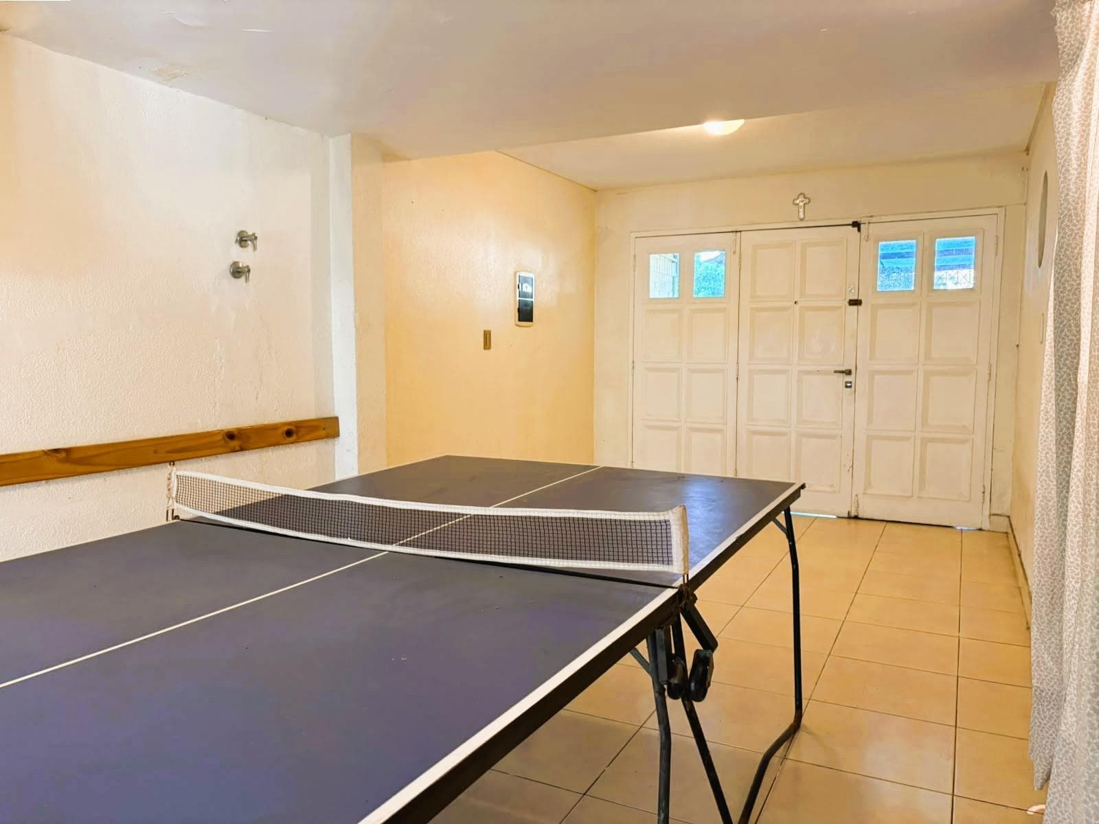 6-ROOM HOUSE WITH PARK, POOL, BARBECUE AREA, AND GARAGE IN NORTH ITUZAINGO—QUALIFIES FOR A LOAN