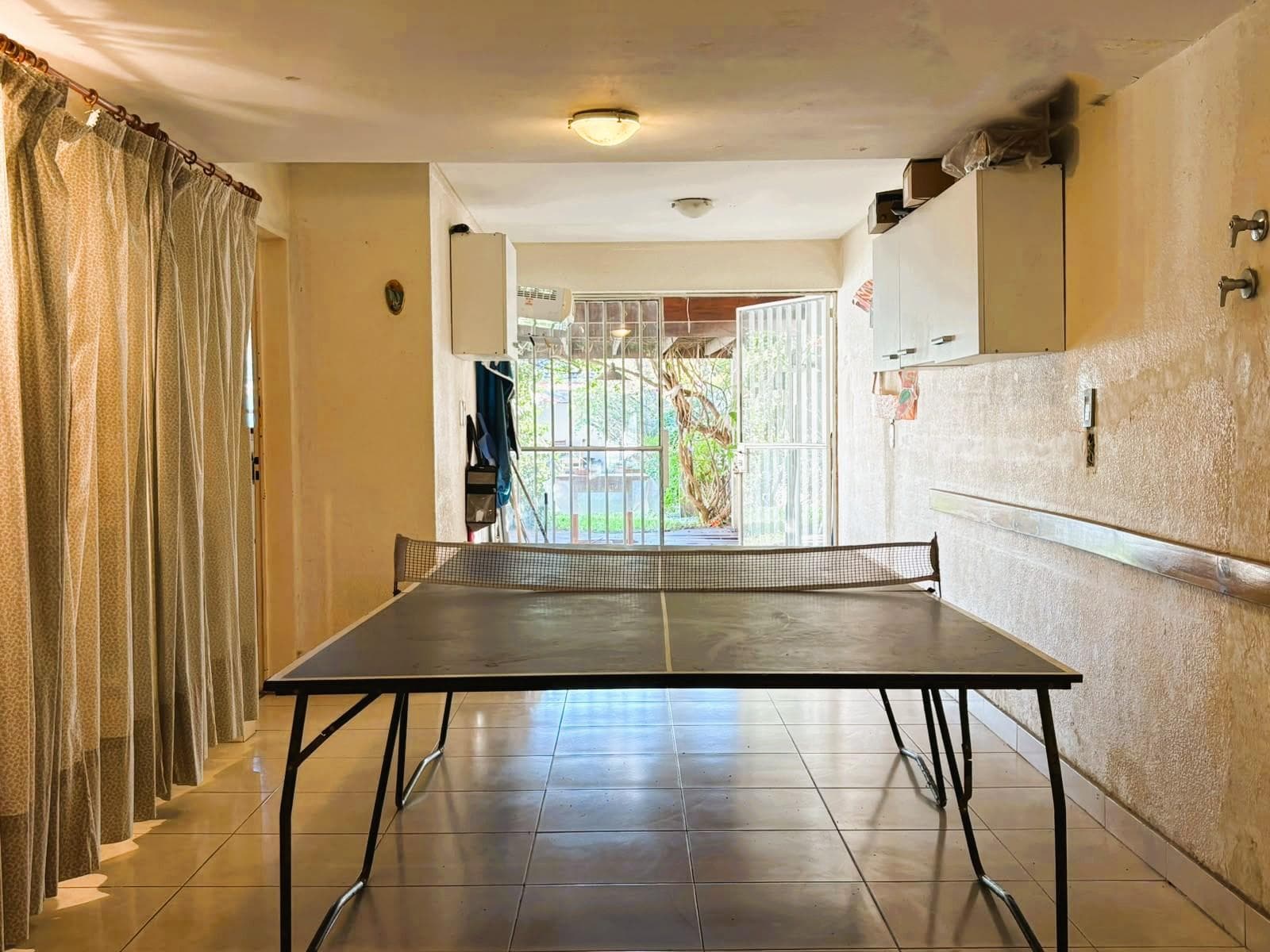 6-ROOM HOUSE WITH PARK, POOL, BARBECUE AREA, AND GARAGE IN NORTH ITUZAINGO—QUALIFIES FOR A LOAN
