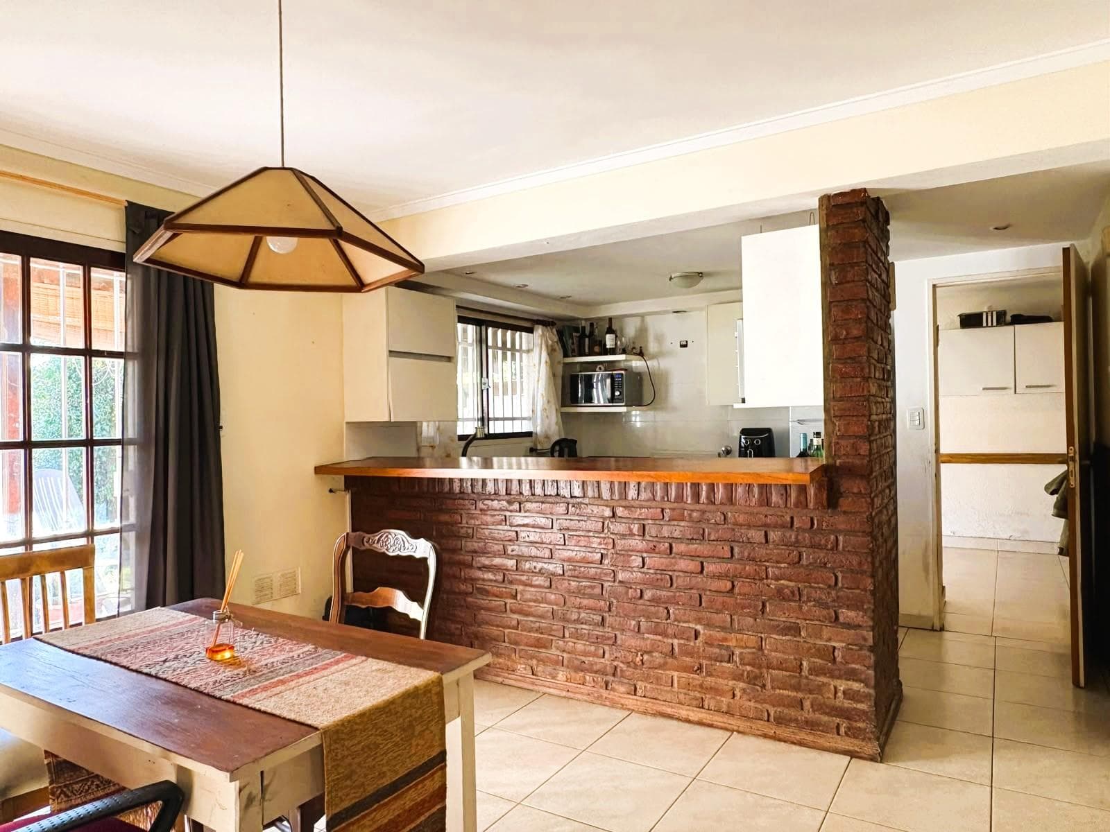 6-ROOM HOUSE WITH PARK, POOL, BARBECUE AREA, AND GARAGE IN NORTH ITUZAINGO—QUALIFIES FOR A LOAN
