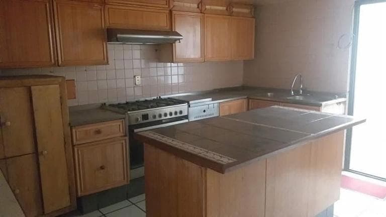 House for RENOVATION FOR SALE in the El Dorado Residential Complex, Tlalnepantla, State of Mexico.