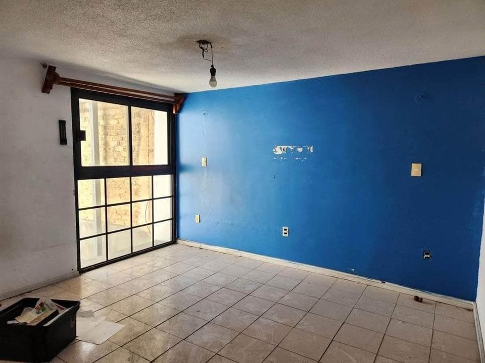 House for RENOVATION FOR SALE in the El Dorado Residential Complex, Tlalnepantla, State of Mexico.